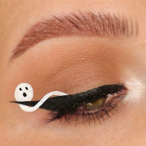 Ghost Eyeliner, Halloween Duo, Art Makeup, My Makeup, Eye Shadow, Makeup Nails, Makeup Ideas, Eyeliner, Makeup Looks