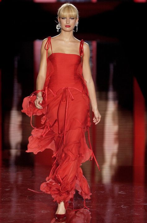 Valentino Fall 2003 Couture collection, runway looks, beauty, models, and reviews. Red Valentino Dress, Formal Clothes, Celebrity Stylist, Valentino Haute Couture, Valentino Fashion, Valentino Couture, Valentino Dress, Italian Fashion Designers, 가을 패션