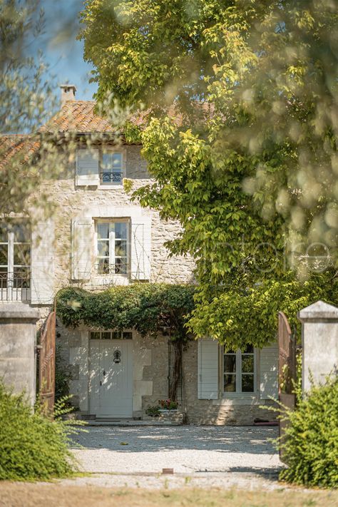 Superbly renovated farmhouse on 16 acres of land Renovated Farmhouse, Walled Courtyard, Italian Farmhouse, French Houses, France Provence, Italian House, Acres Of Land, European Farmhouse, Farmhouse Remodel