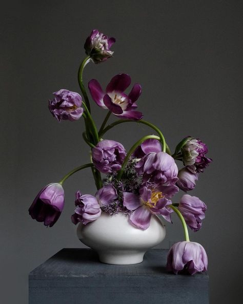 Tulips Arrangement, Tulip Wedding, Ikebana Arrangements, Ikebana Flower Arrangement, Flower Business, Purple Tulips, Ikebana, Chinoiserie, Flower Vases