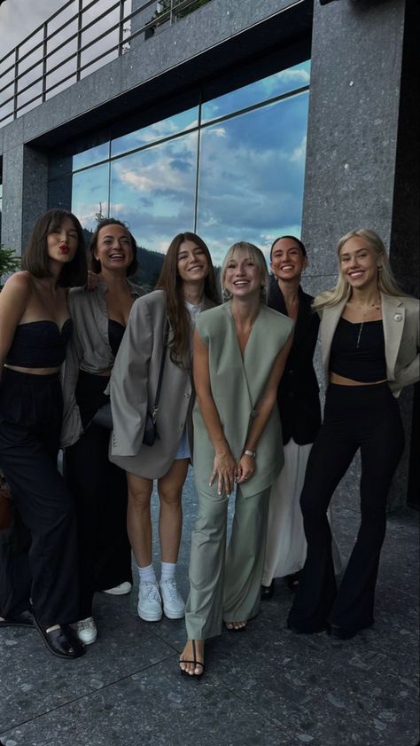 Team Aesthetic Photos, Friendship Vibes, Friendship Pics, Famous Lifestyle, Fashion Dream Job, Host Dinner Party, Womens Group, Business Friends, Girl Friendship