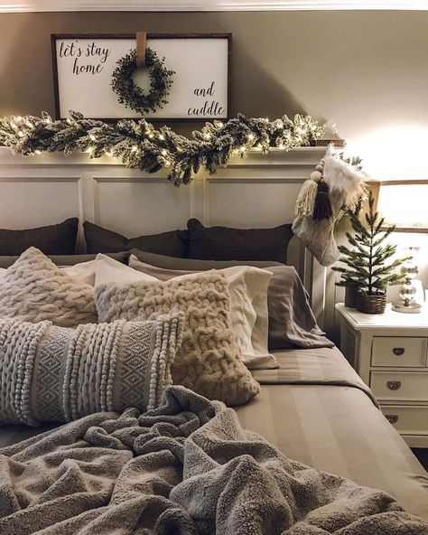 Christmas Bedroom Decorations, Bedroom Decorations Ideas, Winter Porch Decorations, Bedroom Decorations, Christmas Decorations Bedroom, Christmas Bedroom, Christmas Decor Ideas, Room Hallway, Home Decor Shops