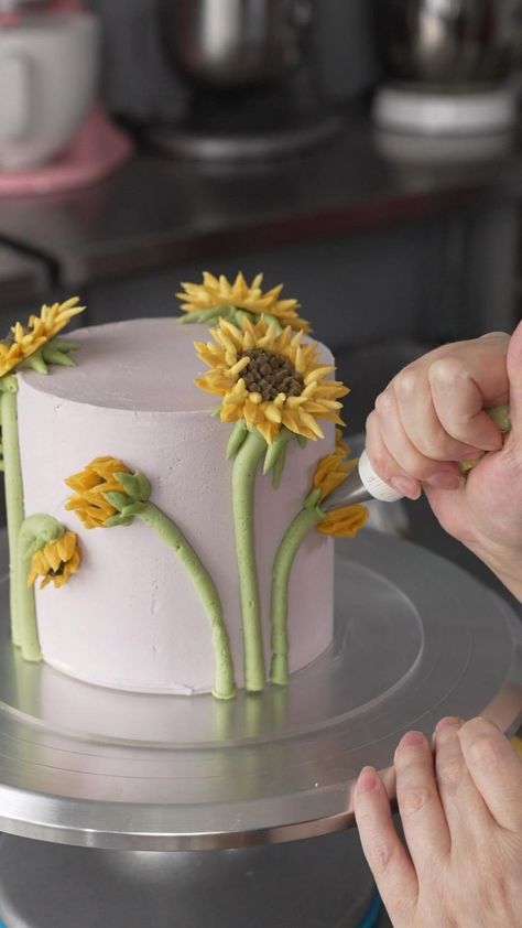 Pin on Cake Videos Sunflower Cake Design, Flower Cake Design, 3d Sunflower, Sunflower Cake, Cake Decorating Flowers, Cupcake Decorating Tips, Buttercream Cake Decorating, Cupcake Cake Designs, Simple Cake Designs