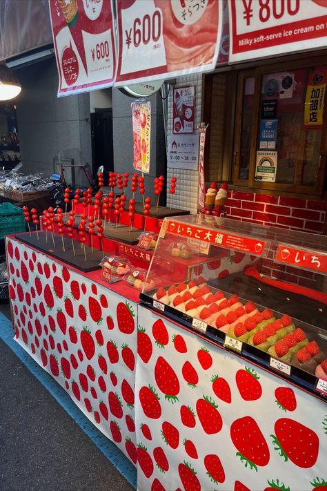 candied strawberries, tanghulu, sweet strawberries, japan street food Candied Strawberries, Tokyo Street Food, Japan Street Food, Strawberry Kitchen, Street Food Market, Japanese Street Food, Strawberry Candy, Tokyo Japan Travel, Japan Street