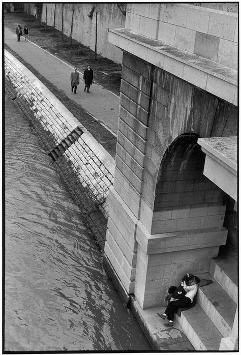 French Kiss: Vintage Photos of Romance Along Paris's Seine River - Condé Nast Traveler Walker Evans, Edward Weston, Robert Doisneau, Henri Cartier Bresson, Old Paris, French Photographers, Ansel Adams, Foto Art, Magnum Photos