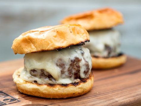 Inspired by Michigan's famed green olive burger, this rendition features a flavorful mayonnaise made from oil-cured black olives, melted Swiss cheese, and a burger patty lightly spiked with Japanese vinegar. Olive Burger Recipe, Olive Burger, Grilled Burger Recipes, Burger Pizza, Hamburger Dishes, Dry Aged Beef, Burger Patty, Chile Sauce, Olive Dishes