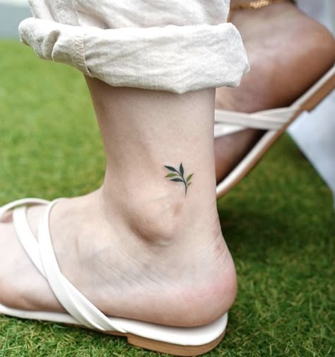 Leaf Ankle Tattoo, Small Colorful Tattoos, Delicate Tattoos For Women, Green Tattoos, Small Girly Tattoos, Small Pretty Tattoos, Discreet Tattoos, Funny Tattoos, Foot Tattoo