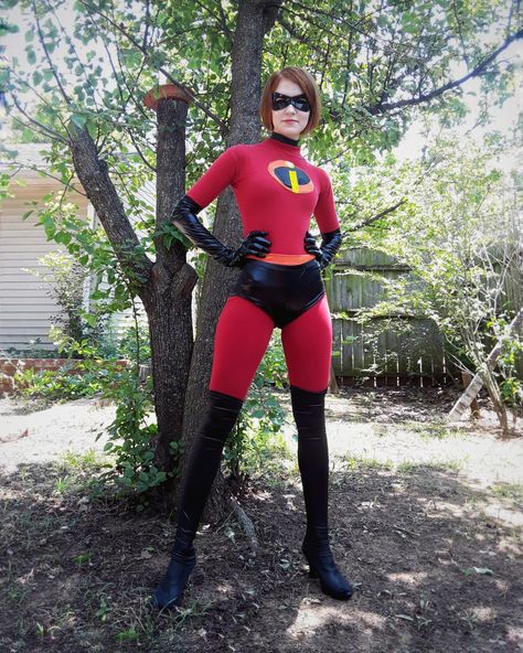 Elasta Girl, Elastigirl Costume, Incredibles Cosplay, Night Costume, Cosplay Cosplay, Cute Couple Halloween Costumes, Halloween Stuff, Halloween Inspiration, Couple Halloween