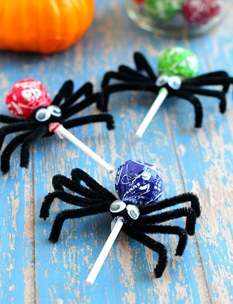 Spider Lollipops, Snack Halloween, Pelottava Halloween, Cute Halloween Treats, Diy Halloween Treats, Dekorasi Halloween, Halloween School Treats, Dulces Halloween, Halloween Party Treats