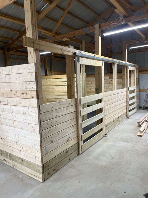 Horse Boarding Facility Ideas, Western Barn Ideas, Horse Stall Ideas Diy, Easy Horse Stalls, Diy Horse Stalls, Small Horse Barn Plans, Horse Stalls Diy, Equine Stables, Dream Barn Stables