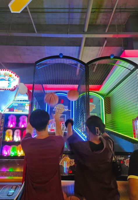 Playground Date Aesthetic, Amusement Park Couple Aesthetic, Shopping Date Aesthetic Couple, Mall Couple Pictures, Mall Date Aesthetic, Mall With Boyfriend, Couple Shopping Mall Aesthetic, Park Date Aesthetic, Couple Mall Photo Ideas