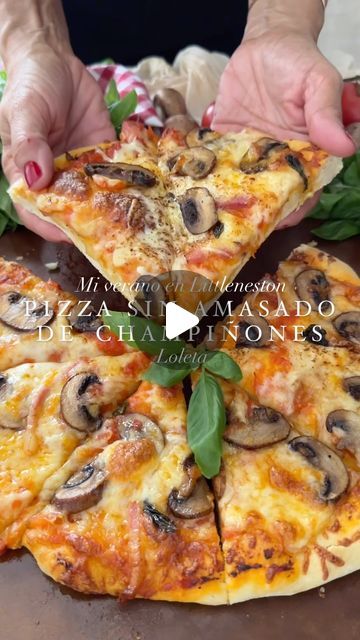 Lola Bernabe on Instagram: "Si te gustan mis vídeos, por favor no olvides dejarme tu me gusta♥️ y contarme cuando hiciste pizza por primera vez en casa. Si además GUARDAS Y COMPARTES esta receta me harás muy feliz. 

Así aprendí a hacer pizza en casa. En Inglaterra por increíble que parezca y aquel verano allí, me enamoré de las pizzas y de los champiñones.

Hoy no imagino nuestra dieta sin ellas: tienen un 90% de agua, son bajas en calorías y están tan ricas que me gustan hasta crudas. 

La receta completa como siempre la tienes en www.loleta.es pero aquí te dejo los ingredientes:

Para la masa:
220 g de agua tibia
20 g de levadura fresca o 7 g de levadura seca de panadero
1 cucharadita de azúcar
1 cucharadita de sal
35 g de aceite de oliva
400 g de harina de fuerza

Para el relleno
4 cha Breakfast Pizza Recipe, Pastry Art, Breakfast Pizza, Pan Bread, A Pizza, Geek Culture, Pizza Recipes, May 23, Bacon