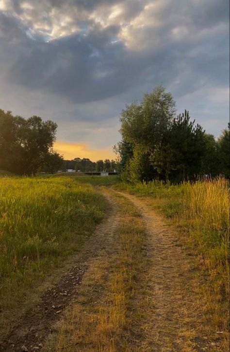 field aesthetic, sunset aesthetic, sunrise aesthetic Walk Aesthetic Photography, Spring Nights Aesthetic, Rural Summer Aesthetic, Spring Evening Aesthetic, Summer Evenings Aesthetic, Summer Farm Aesthetic, Evening Walks Aesthetic, Early Evening Aesthetic, Walk In Nature Aesthetic