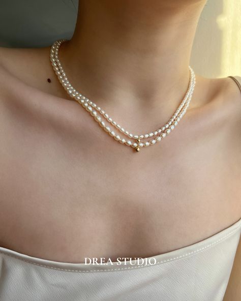 Trendy Pearl Necklace, Gold Ball Pendant, Pearl Jewellry, Dainty Necklace Layered, Dainty Pearl Necklace, Layered Pearl Necklace, Pretty Jewelry Necklaces, Pearl Necklace Designs, Pendant Choker