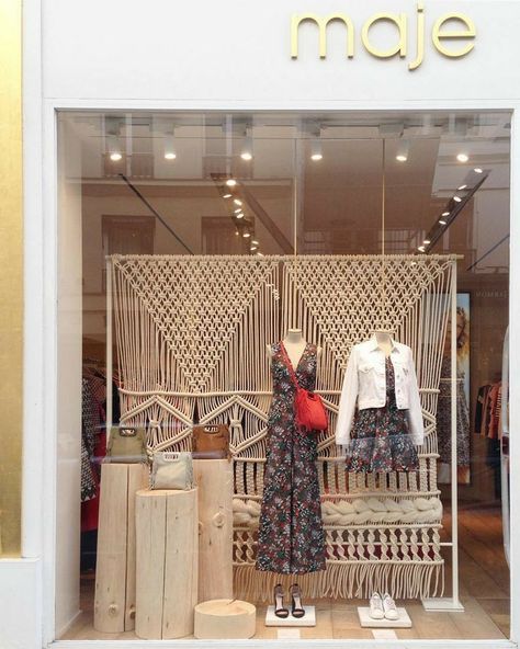 Store Window Displays Ideas, Shop Vitrine Design, Boho Boutique Decor, Macrame Store, Boutique Window Displays, Boutique Store Displays, Fashion Window Display, Boutique Window, Saint Honore