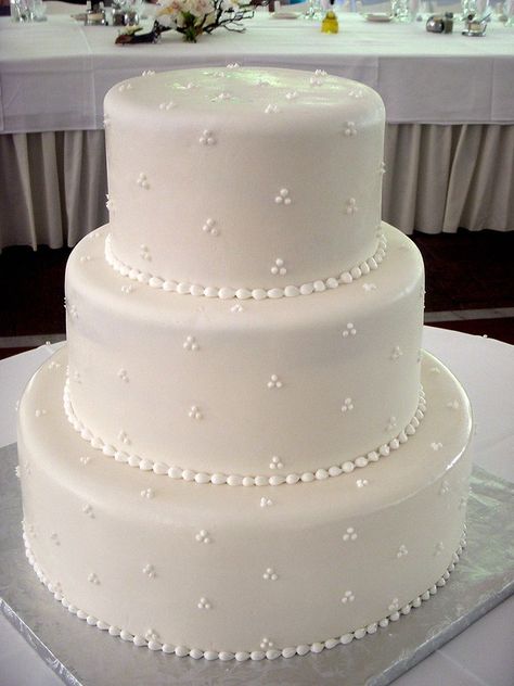 Wedding Cake Icing Designs, Wedding Cake Icing, 50th Wedding Anniversary Decorations, 50th Anniversary Cakes, Wedding Cake Pearls, Holly Wedding, Wedding Anniversary Cakes, Fondant Wedding Cakes, Classic Wedding Cake