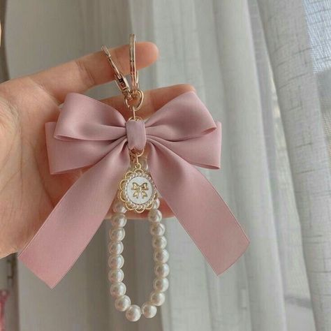 Bow Keychain, Kawaii Keychain, Keychain Wristlet, Bead Charms Diy, Handmade Jewelry Tutorials, Jewelry Accessories Ideas, Wristlet Keychain, Diy Bow, Diy Hair Accessories