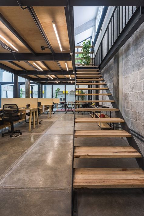 Warehouse Office Design, Coworking Space Design, Working Office, Warehouse Office, Industrial Office Design, Loft Office, Steel Frame House, Warehouse Design, Office Space Design