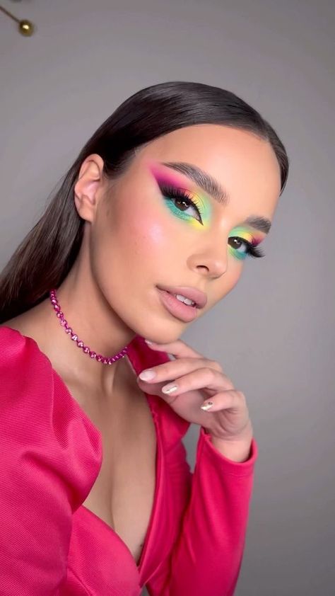 Photo via @sorokairyna on Instagram Full Color Makeup, Maquillaje Full Color, Artsy Makeup Look, Spring Eye Makeup, Makeup Social, Pride Aesthetic, Makeup Book, Artsy Makeup, Makeup Glam