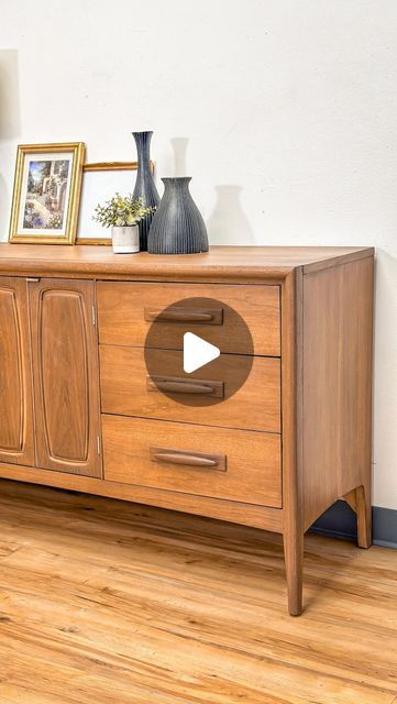 Diy Furniture Restoration, Diy Furniture Flip, Repainting Furniture, Painting Wood Furniture, Diy Home Furniture, Diy Furniture Renovation, Hacks Diy, Furniture Renovation, Furniture Makeover Diy