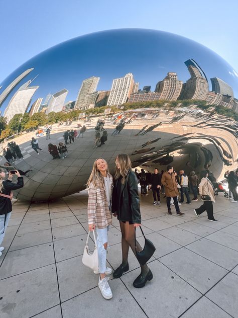 Chicago bean two girls with blazers Philly Instagram Pictures, Chicago Poses Instagram, Cute Outfits For Chicago, Chicago Outfit Aesthetic, Pictures To Take In Chicago, City Exploring Outfit Winter, Cute Chicago Outfits, Chicago Photo Spots, Pics In Chicago