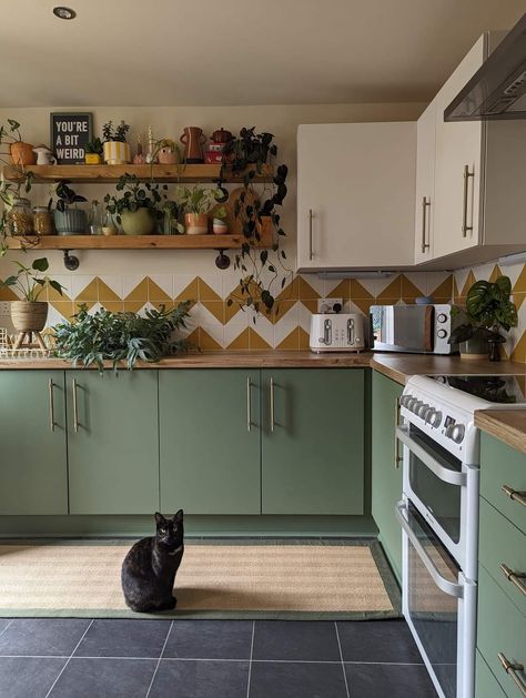 Kitchen Cabinet Trends, Sage Green Kitchen, Green Kitchen Cabinets, Green Cabinets, Boho Kitchen, Gorgeous Kitchens, Kitchen Inspiration Design, Green Kitchen, Kitchen Makeover