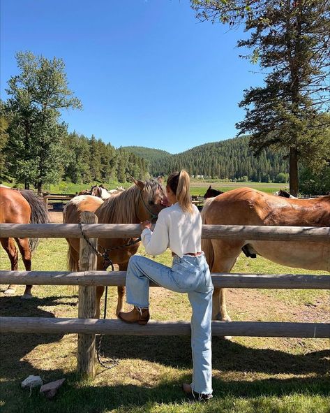 Spring Mountain Outfits, Foto Cowgirl, Rasy Koni, Western Life, Cowgirl Aesthetic, Horse Aesthetic, Western Aesthetic, Ranch Life, Horse Life