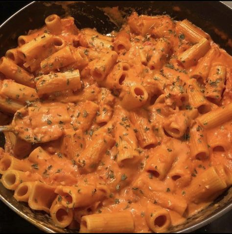 Rigatoni Ala Vodka, Cheesy Food, Breakfast Cheese, Pasta Pizza, Rigatoni, Ramen Noodles, Macaroni, Vodka, Sauce