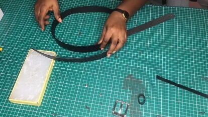 Want to know how to make a leather belt? Make a long-lasting, durable DIY leather belt with this simple tutorial. You’ll be a pro in no time! Diy Leather Belt, Make A Belt, Diy Crafts To Do At Home, Diy Crafts To Do, Craft Markets, Local Crafts, Timeless Accessories, Leather Diy, Easy Tutorial