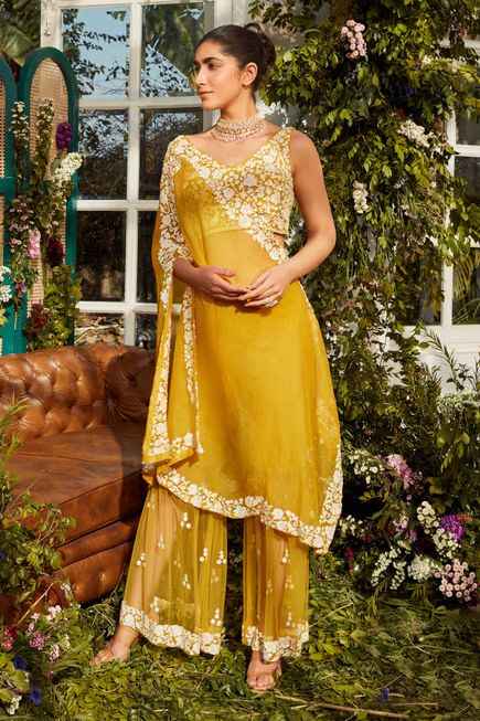 Wedding Outfits Women, Yellow Haldi Outfit, Cape Sharara, Draping Styles, Haldi Dress, Ethenic Wear, Embroidered Cape, Haldi Outfit, Party Reception