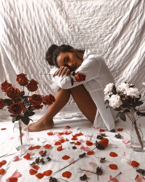 Valentine Photo Shoot, Beautiful Photoshoot Ideas, Flower Photoshoot, Photo Recreation, Creative Photoshoot Ideas, Fun Photoshoot, Birthday Shoot, Valentine Photo, Photoshoot Themes