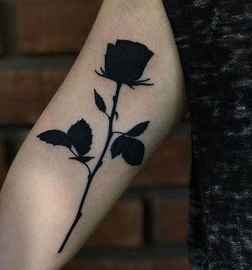 tatuajes de rosas en los brazos color negro Black Rose Tattoo, Black Rose Tattoos, Tattoo Trend, 100 Tattoo, Silhouette Tattoos, Disney Tattoo, Trendy Tattoo, Diy Tattoo, Tattoo Feminina