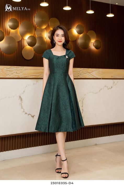 Green Frocks For Women, Satin Frock Design, Satin Frocks For Women, Satin Frock, Dress Natal, Indian Clothes Women, Model Dress Batik, Diy Denim Skirt, 2023 Dress