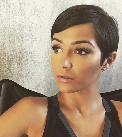 Mii Cosmetics on Instagram: “Look at that glow! Frankie Bridge draagt de Celestial Skin Shimmer & de Light Loving Illuminator 😍 . . . . .  #miicosmetics…” Frankie Bridge Hair, Frankie Sandford Hair, Frankie Bridge, 60s Hair, Short Sassy Hair, Pixie Haircut For Thick Hair, Short Hair Trends, Instagram Look, Girl Short Hair