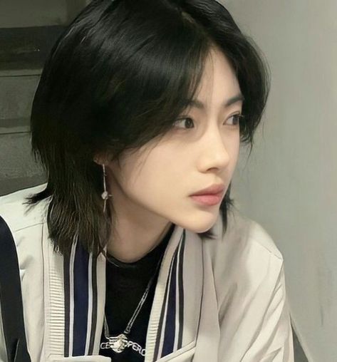 Korean Hair Ideas, Long And Short Hair, Korean Hairstyles, Hairstyles Trendy, Korean Hair, Every Woman, Korean Girl, Medium Length, Girl Hairstyles