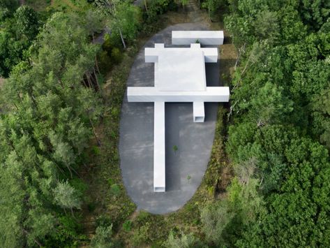 The archive is located on the edge of the town of Miyota. Sunken Tub, Shoji Screen, Concrete Forms, Precast Concrete, Roof Covering, Concrete Structure, Ground Floor Plan, Nagano, Flat Roof