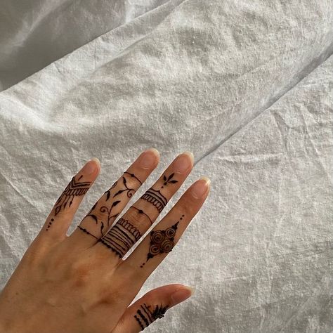 Simple Henna Traditional, One Line Henna Design, Henna Modern Design, Mehendi Design Modern, Henna Basic Design, Finger Henna Simple, Moroccan Henna Designs Simple, Henna Design Fingers, Non Traditional Henna Designs