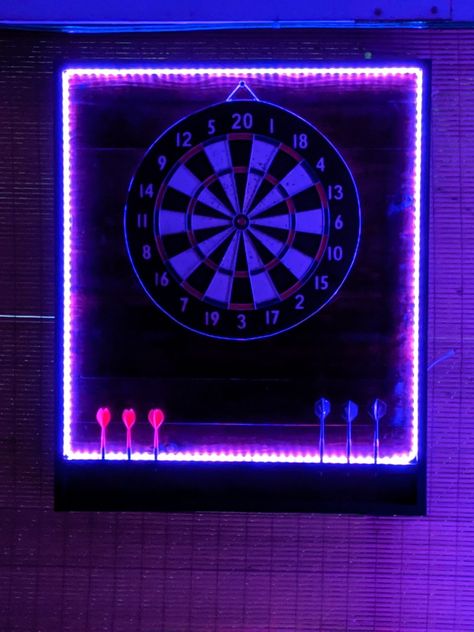 Bar Dart Board, Dart Board In Bedroom, Playing Darts Aesthetic, Dart Board Aesthetic, Dart Board Outdoor, Diy Dart Board Backing, Diy Dart Board, Darts Aesthetic, Frat Room