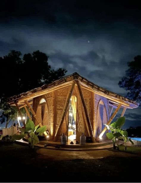 Bamboo Huts Ideas, Spacious House Plans, Bamboo House Bali, Bamboo Restaurant, Bamboo Houses, Luxury Tree Houses, Spacious House, Bamboo Building, Hut House