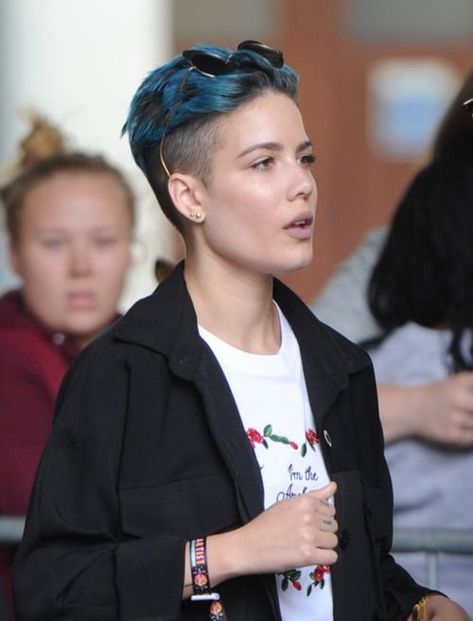 Halsey Short Hair, Halsey Hair, Short Blue Hair, Short Hair Undercut, Undercut Hairstyles, Halsey, Pixie Cuts, Pixie Hairstyles, Pixie Haircut