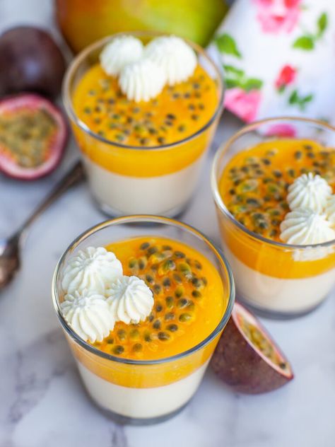 Mango Panna Cotta, Italian Desserts Easy, Mango Mousse Cake, Passion Fruit Mousse, Vanilla Panna Cotta, Passionfruit Recipes, Mini Dessert Recipes, Dessert Cups Recipes, Panna Cotta Recipe