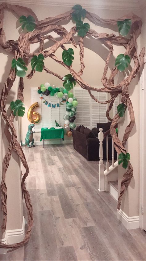 Safari Birthday Party Decorations, Festa Jurassic Park, Jurassic Park Birthday Party, Dinosaur Birthday Theme, Jurassic Park Birthday, Jungle Thema, Dinosaur Birthday Party Decorations, Wild Birthday Party, Deco Jungle