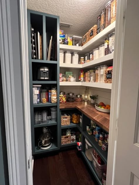 Corner Pantry Ideas, Under Stairs Pantry, Kitchen Corners, Pantry Redo, Pantry Renovation, Pantry Closet Design, Open Pantry, Pantry Layout, Pantry Inspiration