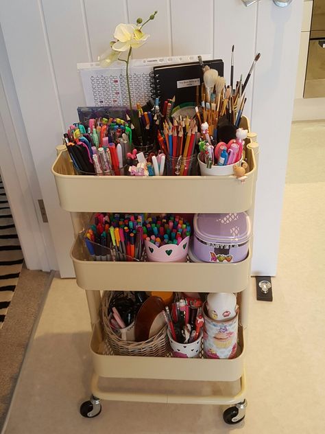 Ikea Trolly, Ikea Art Trolley, Ikea Trolley Aesthetic, Art Trolley, Trolly Cart Ideas, Raskog Ikea, Kids Crafts Organization, Bathroom Storage Hacks, Ikea Raskog