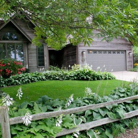 Small Front Yards, Split Rail Fence, Small Front Yard Landscaping, Small Front Yard, Landscaping Inspiration, Areas Verdes, Front Yard Fence, Rail Fence, Front Patio