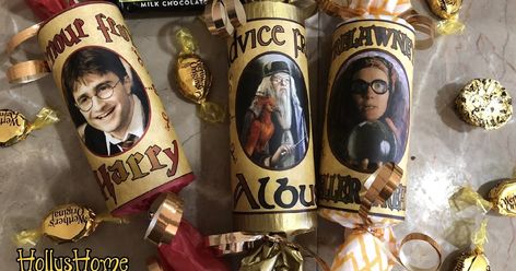 Party Crackers have long been a tradition in the English culture and they can be a fun addition to your Harry Potter Party. These easy to... Harry Potter English, Harry Potter Feast, Harry Potter Potion Labels, Harry Potter Party Favors, Chocolate Party Favors, Harry Potter Font, Harry Potter Christmas Tree, Party Crackers, Harry Potter Potions