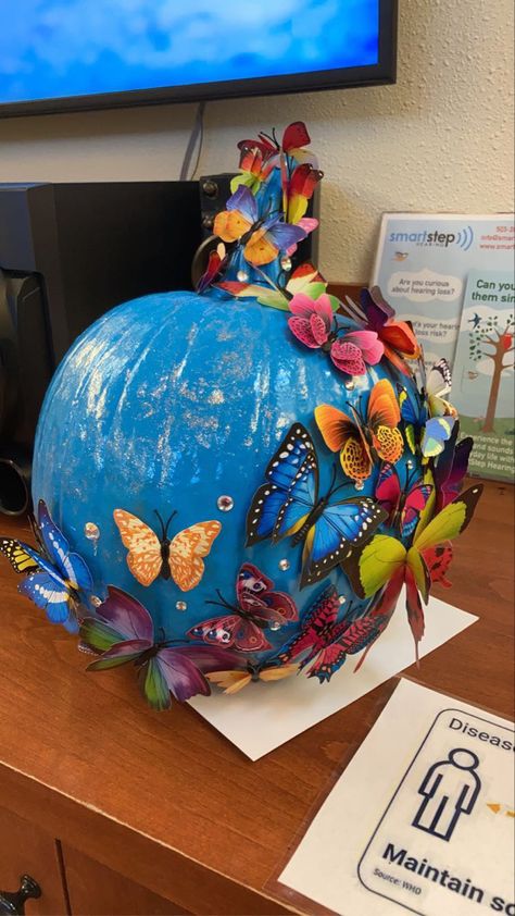 Butterfly Pumpkin Decorating, Butterfly Pumpkin Painting, Butterfly Pumpkin, Pumpkin Contest, Pumpkin Painting, Pumpkin Halloween, Pumpkin Decorating, Art Project, Kids Crafts