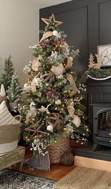 Woodlands Christmas Decor, Beige Rooms, Farmhouse Christmas Tree Ideas, Farmhouse Christmas Trees, Christmas Tree Decorations Ribbon, Woodland Christmas Tree, Country Christmas Trees, Christmas Woodland, Christmas Staircase