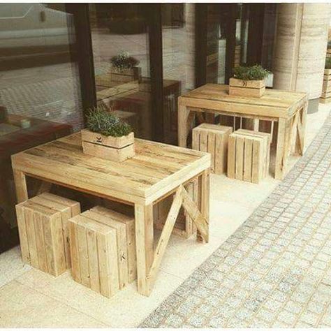 Decoracion Pallet Table And Chairs, Table Chair Design For Cafe, Pallet Restaurant Ideas, Pallet Dining Table And Chairs, Pallet Dining Chairs, Restaurant Table And Chair Design, Outdoor Cafe Table And Chairs, Coffee Shop Chairs And Tables, Diy Restaurant Tables