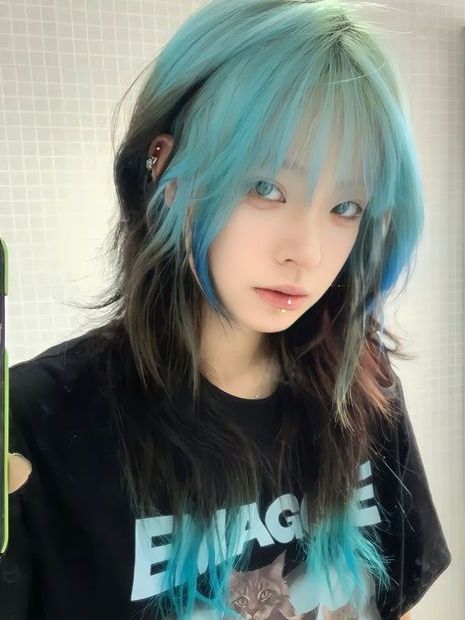 Transform Your Tresses with Two-Tone Hair Color Dyed Hair Inspiration Unique, Blue Hair Two Tone, Two Toned Hair Ideas, Two Tone Hair Short, Anime Inspired Hair Color, Unique Hair Color Ideas For Black Hair, Hidden Hair Color Ideas, Two Tone Purple Hair, 2 Toned Hair Color Ideas